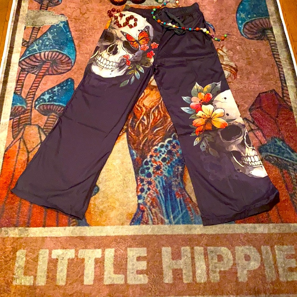 Super cool and rare Drawstring waist with side pockets wide leg romantic skulls